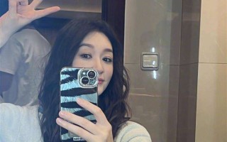 李小冉跑调被嘲后素颜照流出！50岁真实状态打脸假唱明星